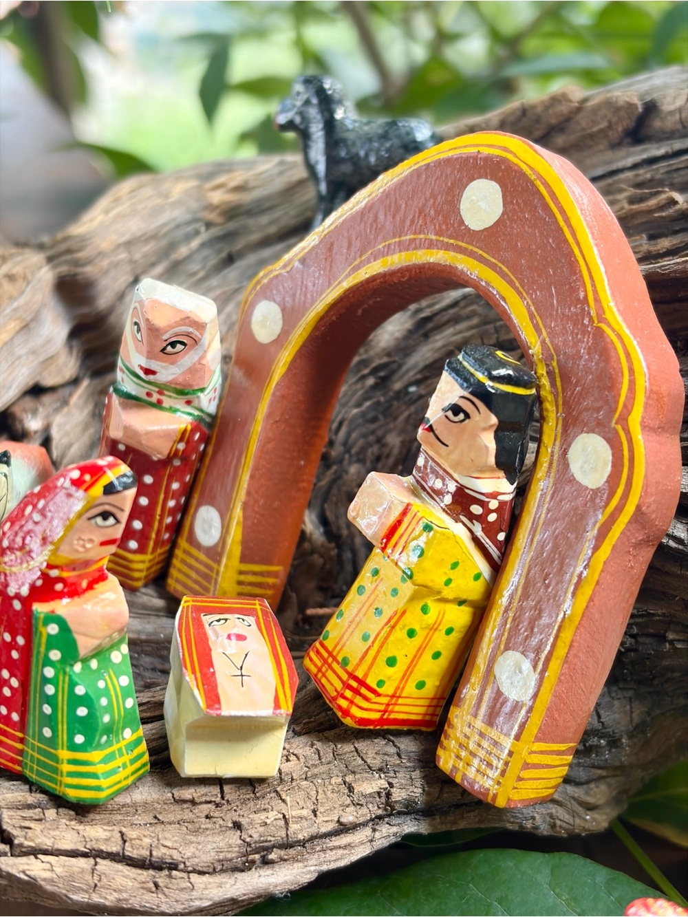 Benares India Painted Wood Arch Nativity Scene - Picture 2 of 12